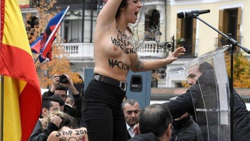 Multan a una activista de Femen que irrumpió en un acto de la Falange