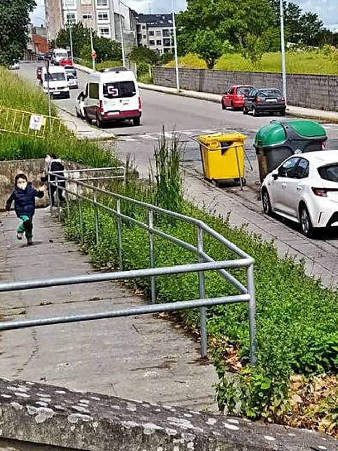 Maleza entre una las rampas y el aparcamiento.  | 6