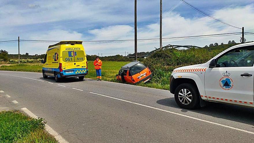 Una septuagenaria resultó herida en el vial Prado-Losón.   | // EMERXENCIAS LALÍN