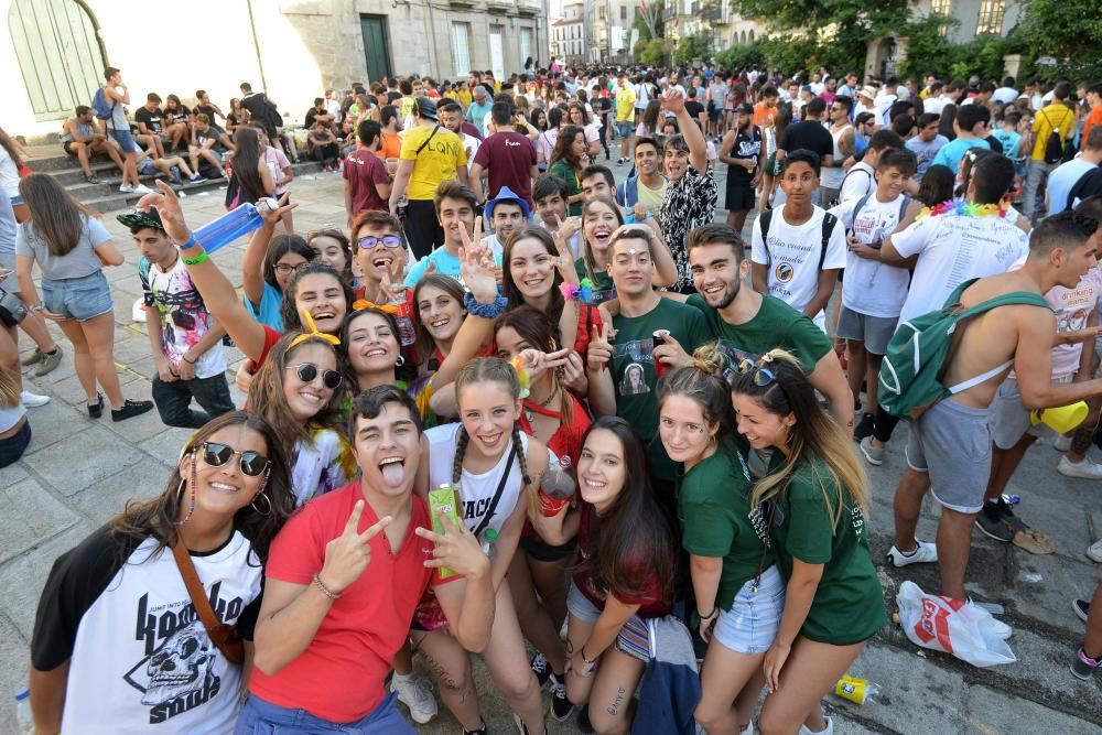 Cientos de jóvenes toman el centro histórico en la primera “noche de peñas” de 2017