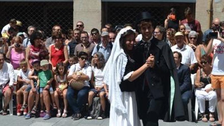 Els nuvis de la boda típica de l&#039;alt Berguedà, després del ballet de Déu a la plaça Sant Joan.