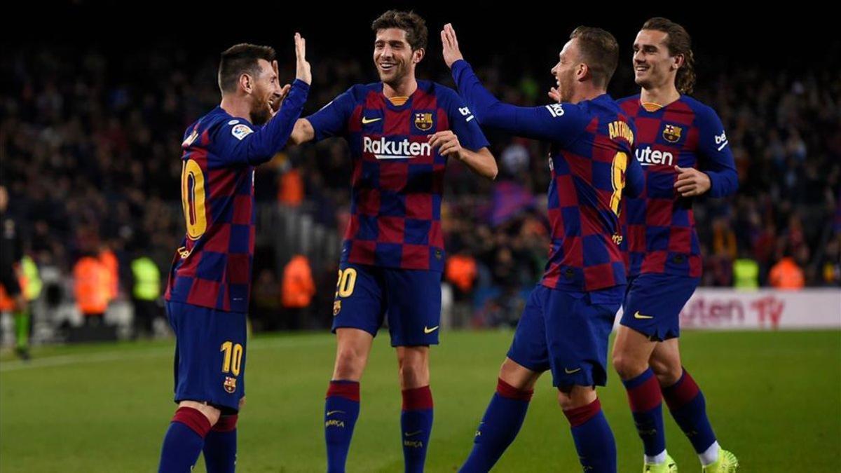 Sergi Roberto, en el centro, celebra con sus compañeros un tanto de Messi ante el Celta