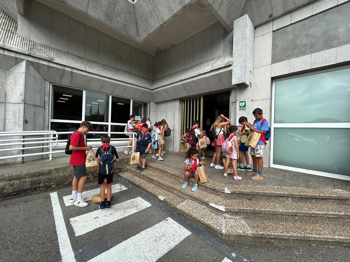 EN IMÁGENES: Los jóvenes participantes de la Escuela de Vacaciones de Corvera visitan el Ayuntamiento