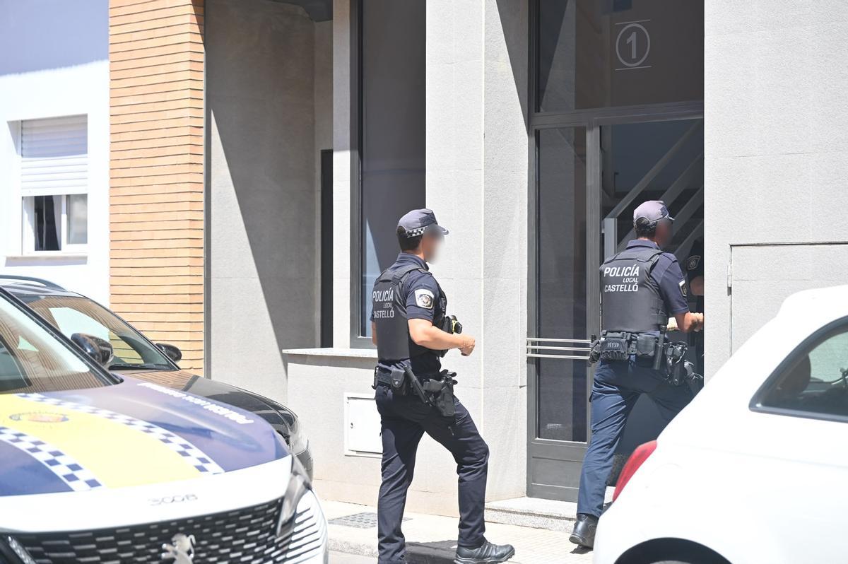 Los agentes de la Policía Local llegando al inmueble, este viernes.