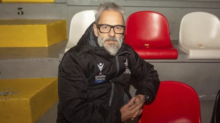 Juan Copa, entrenador del Liceo, sentado en una de las gradas del Palacio de los Deportes de Riazor.
