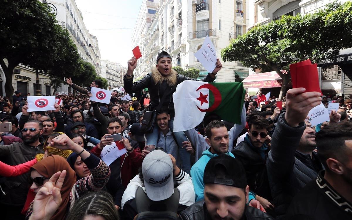 zentauroepp47098321 moh 07  algiers  algeria   24 02 2019   algerian protesters 190224185108