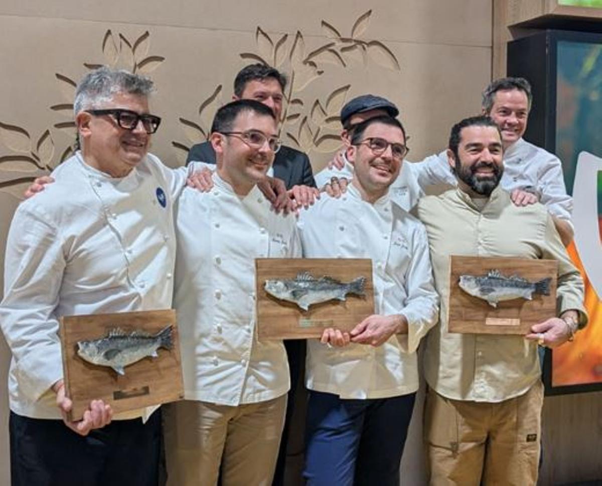 Els tres finalistes del Premi Revelació Sostenibilitat Aquanaria, amb membres del jurat.