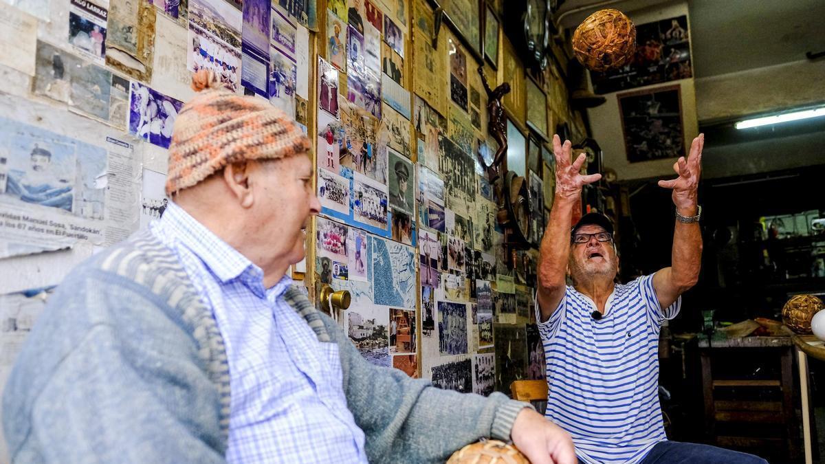 Un vecino recupera la tradición de fabricar pelotas con hojas de platanera