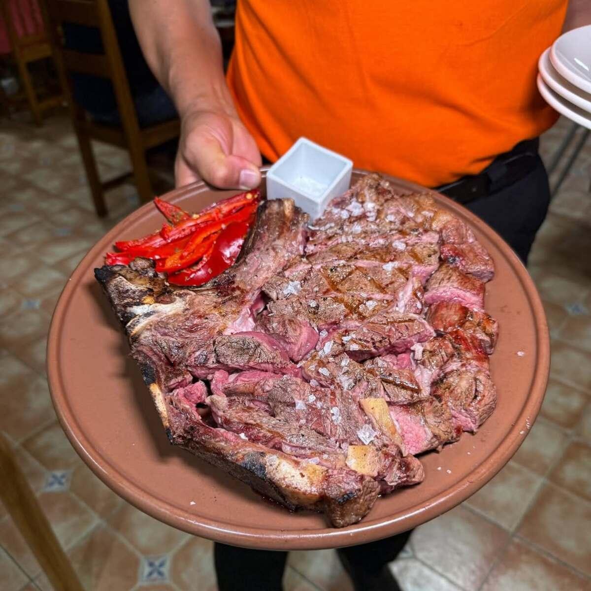 Las carnes a la brasa son la especialidad del local