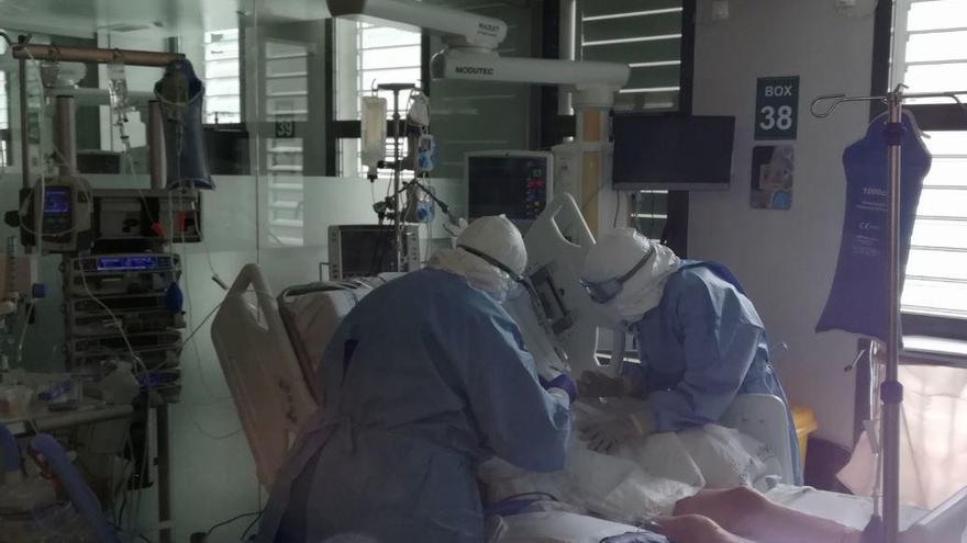 Ärzte behandeln einen Patienten im Krankenhaus Son Espases.