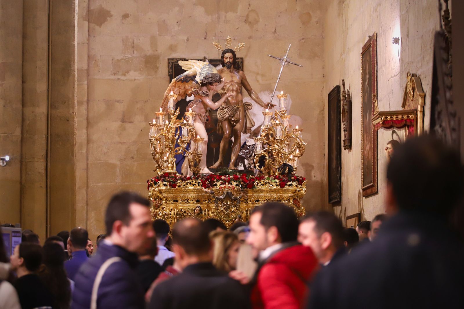 La lluvia impide la salida del Resucitado de la iglesia de Santa Marina