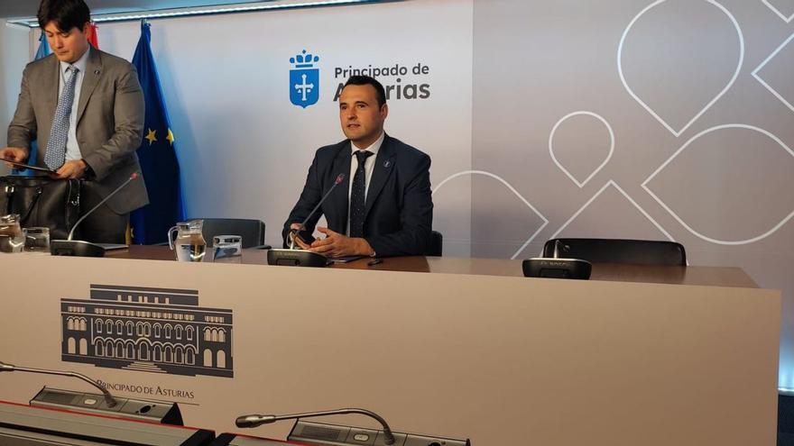 El consejero de Hacienda y portavoz del Principado, Guillermo Peláez, y el consejero de Ciencia, Borja Sánchez, estrenaron ayer la sala de prensa del edificio de Presidencia, remozada con  logos y nuevos motivos de fondo, como se aprecia en la foto de la comparecencia.