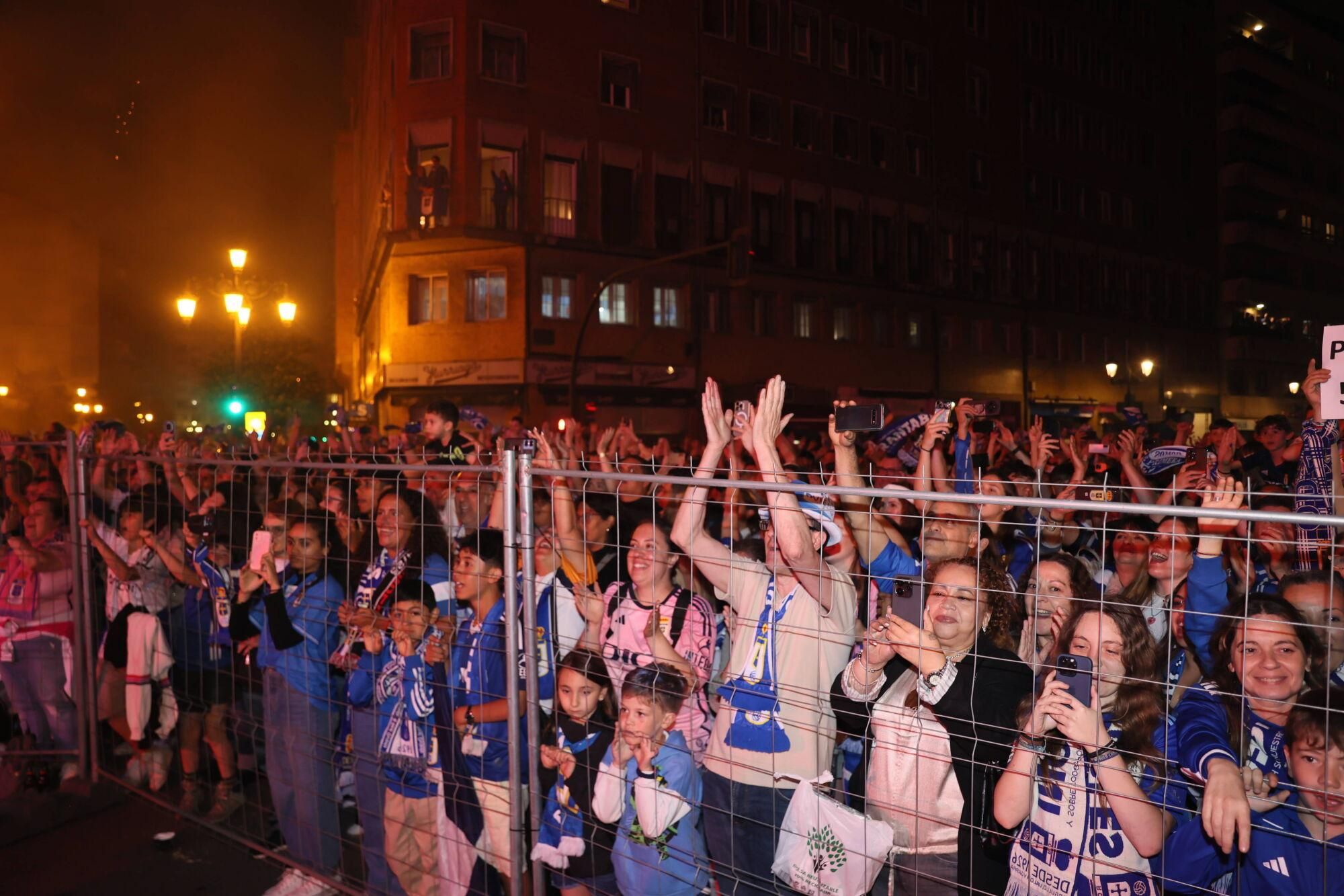 Así se celebró el ascenso del Oviedo a Primera: la afición estalla en una noche histórica