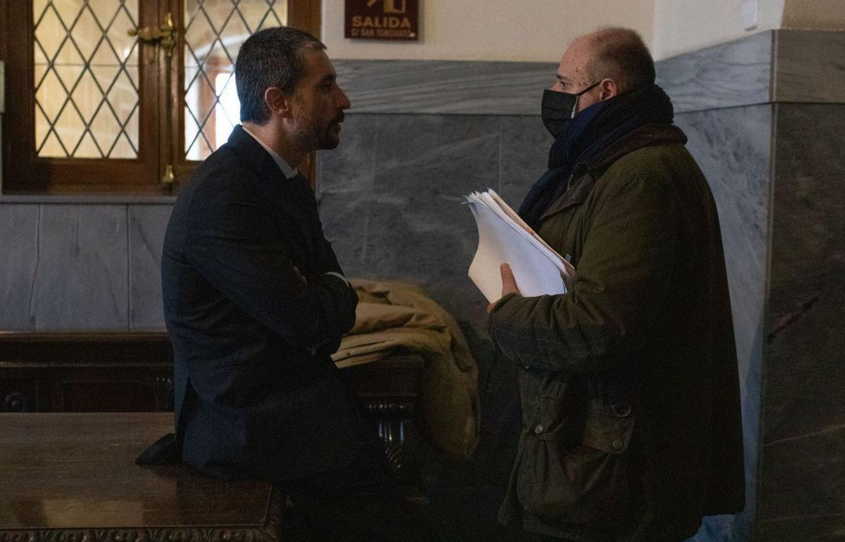 Alberto Vega, exjefe de Parques y Jardines, con su abogado Cándido Conde-Pumpido antes del juicio.