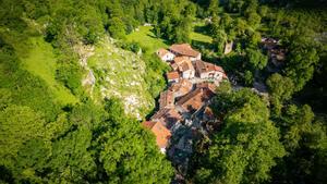 Vista aèria d’un poble de muntanya als Picos de Europa.