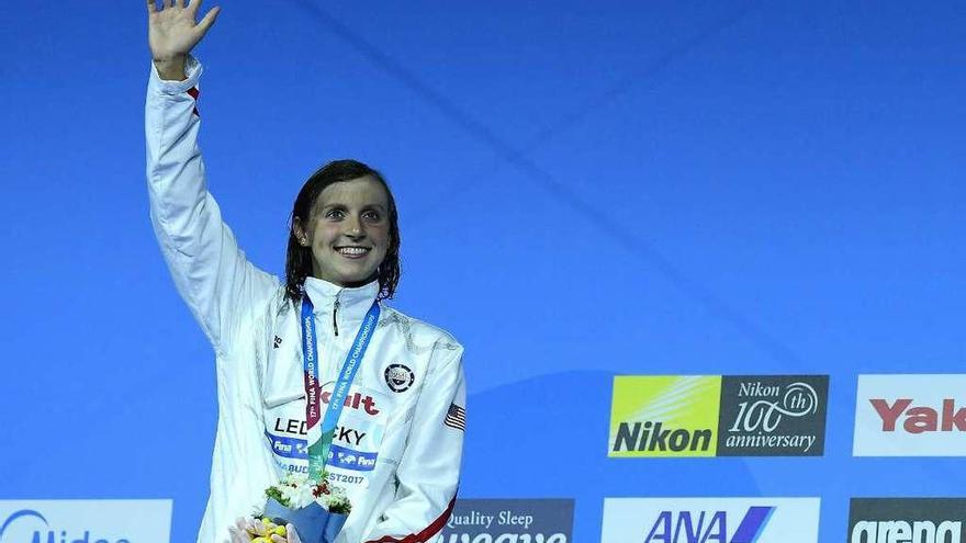 Katie Ledecky, con una de sus medallas de oro de ayer en el Mundial de Budapest.