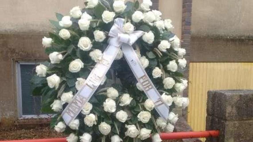 Homenaje de Diana López Pinel a su hija en la nave donde fue hallado su cuerpo en Rianxo. // FdV