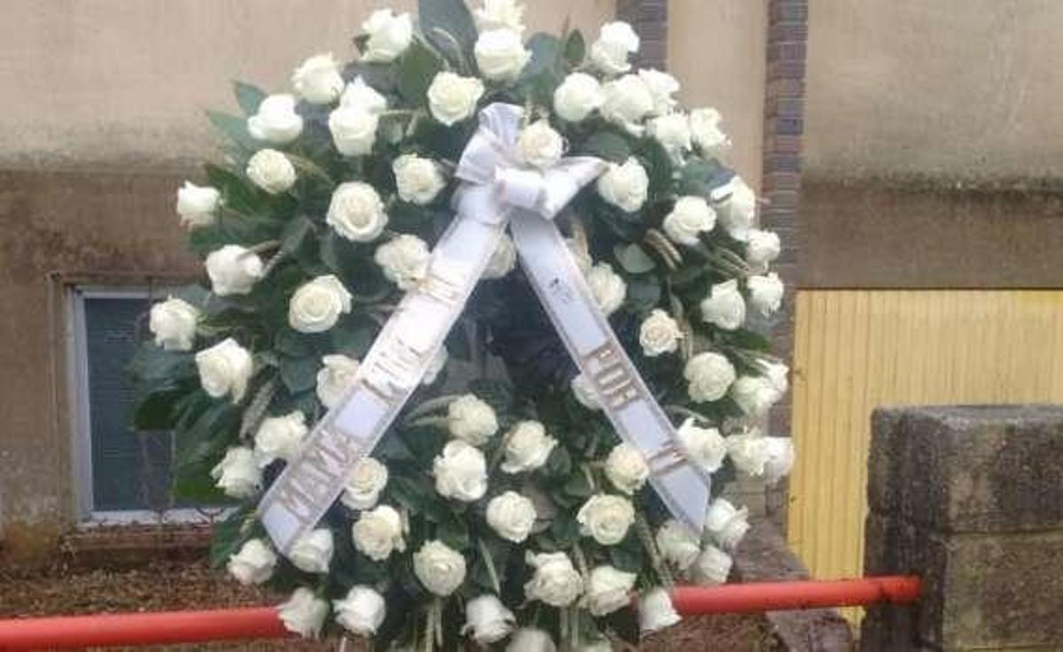 Homenaje de Diana López Pinel a su hija en la nave donde fue hallado su cuerpo en Rianxo. // FdV