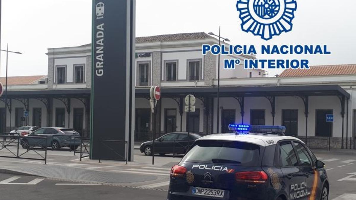 Un coche de la Policía Nacional en Granada.