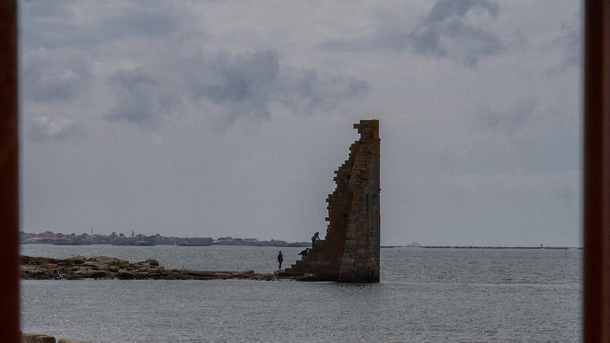 Personas subidas a la torre de San Sadurniño.