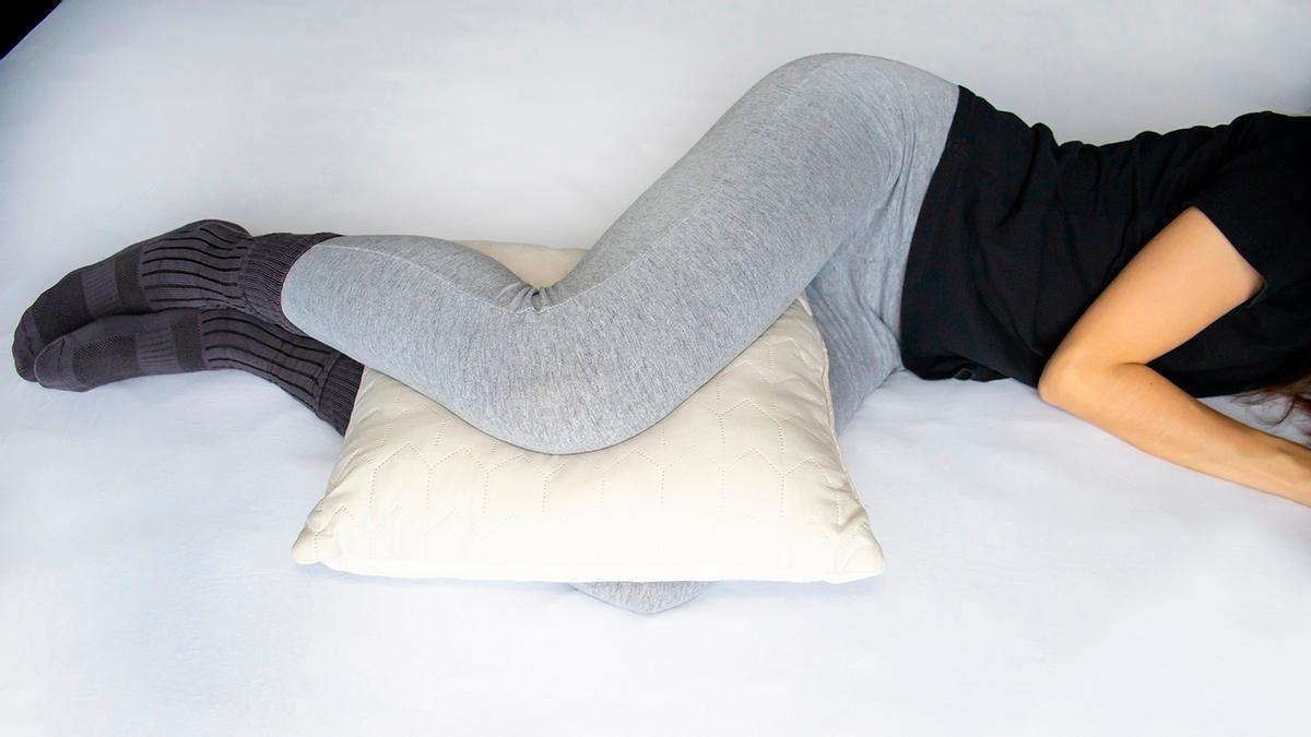 ADIOS RETENCION LIQUIDOS Poner una almohada en la pierna la postura que ayuda con la circulacion y elimina la retencion de liquidos