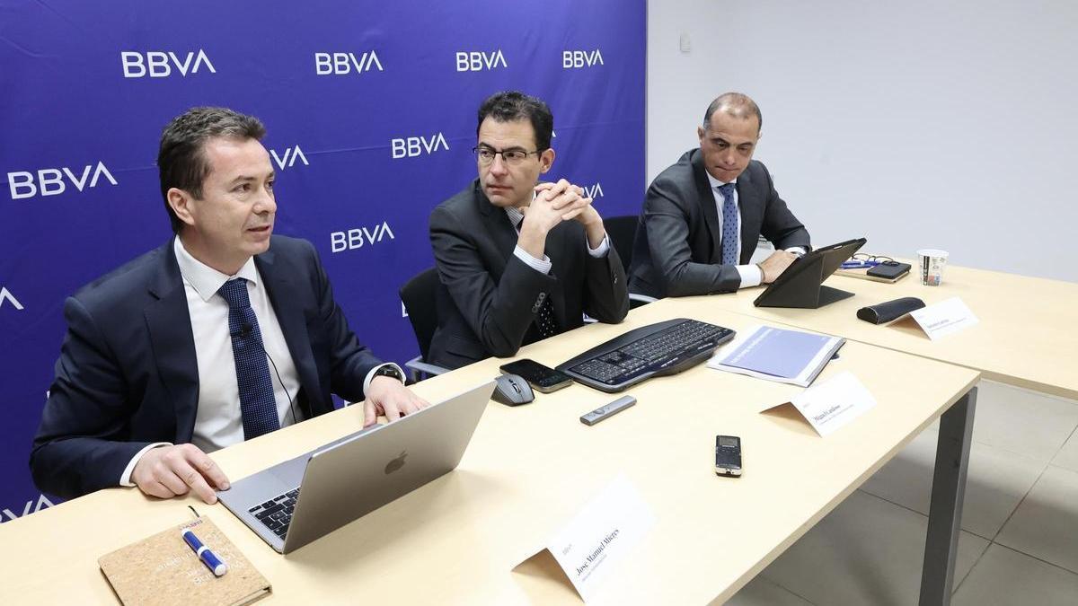 José Manuel Mieres, director territorial de BBVA Este; Miguel Cardoso, economista jefe de BBVA Research para España y Antonio Carreto, director regional de Banca de Empresas e Instituciones Este, este martes en Murcia.