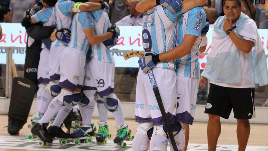 Los jugadores argentinos celebran el título al final del partido.