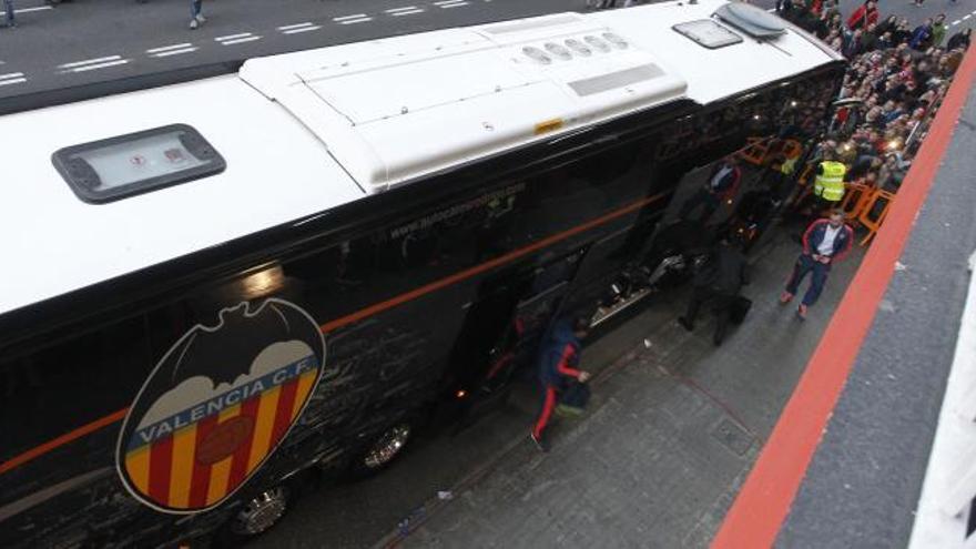 Recibimiento de la afición al Valencia en Mestalla para el partido contral el Atleti