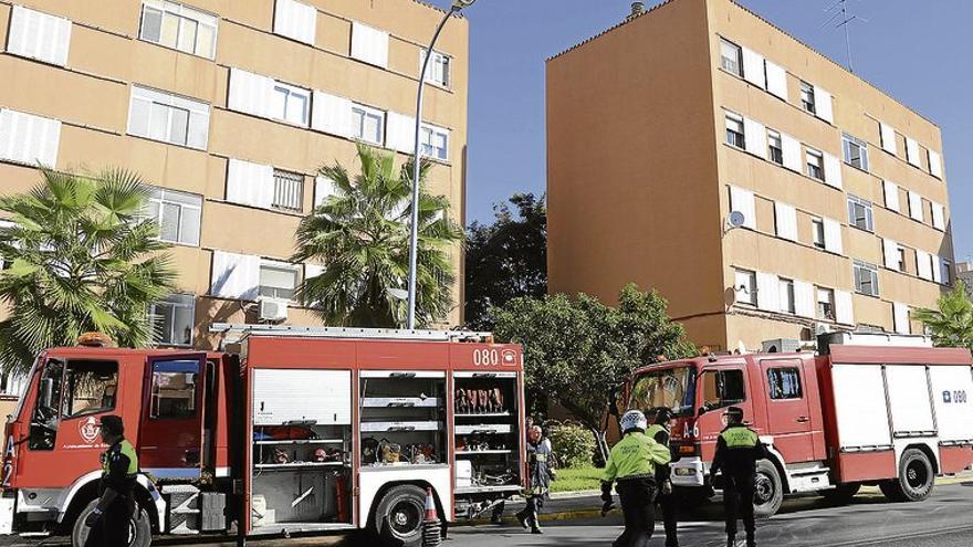 La falta de personal obliga a policía local y bomberos de Badajoz a pedir apoyo a otros cuerpos