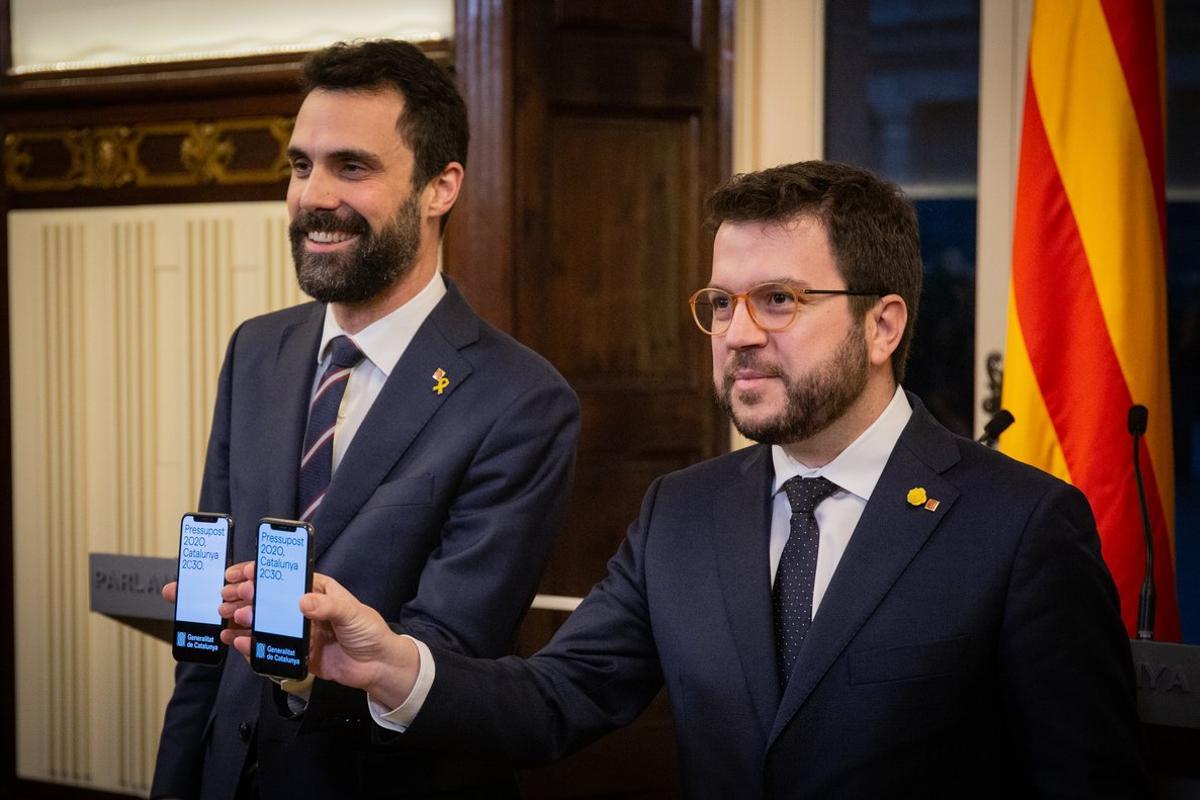 (I-D) El president del Parlament, Roger Torrent; y el vicepresident de la Generalitat, Pere AragonÃ?s, durante la presentaciÃ³n de los Presupuestos de la Generalitat de 2020 en el Parlament de Catalunya, en Barcelona/CataluÃ±a (EspaÃ±a) a 29 de enero de 2020.