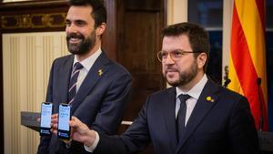 (I-D) El president del Parlament, Roger Torrent; y el vicepresident de la Generalitat, Pere AragonÃ?s, durante la presentaciÃ³n de los Presupuestos de la Generalitat de 2020 en el Parlament de Catalunya, en Barcelona/CataluÃ±a (EspaÃ±a) a 29 de enero de 2020.