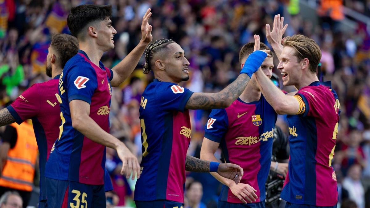 Los jugadores del Barça celebran el segundo gol de Raphinha en el clásico