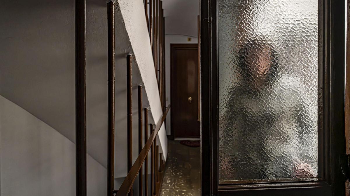 Una de las propietarias que denuncia problemas de convivencia en su bloque en el barrio de Sant Josep de L'Hospitalet.