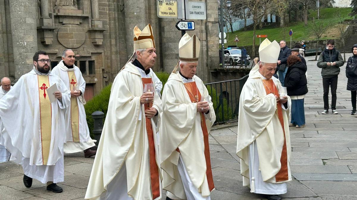 El cardenal Poli, monseñor Barrio y monseñor Agrelo.
