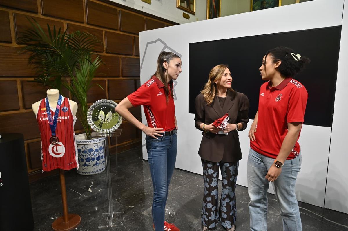 Mariona Ortiz, Natalia Chueca y Helena Oma, en el Ayuntamiento de Zaragoza.