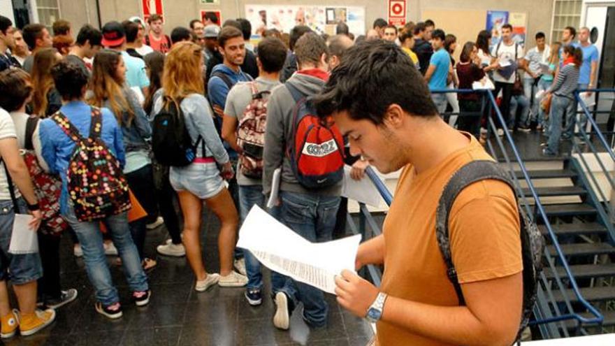 Alumnos aguardan para hacer la PAU la semana pasada en la Escuela de Ingeniería Informática de la ULPGC. | santi blanco