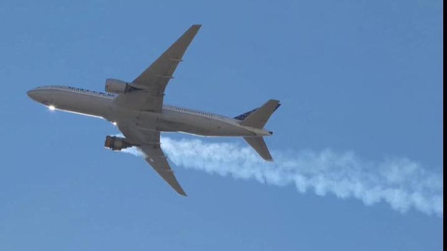 Explota en pleno vuelo el motor de un avión de United Airlines con destino Honolulu