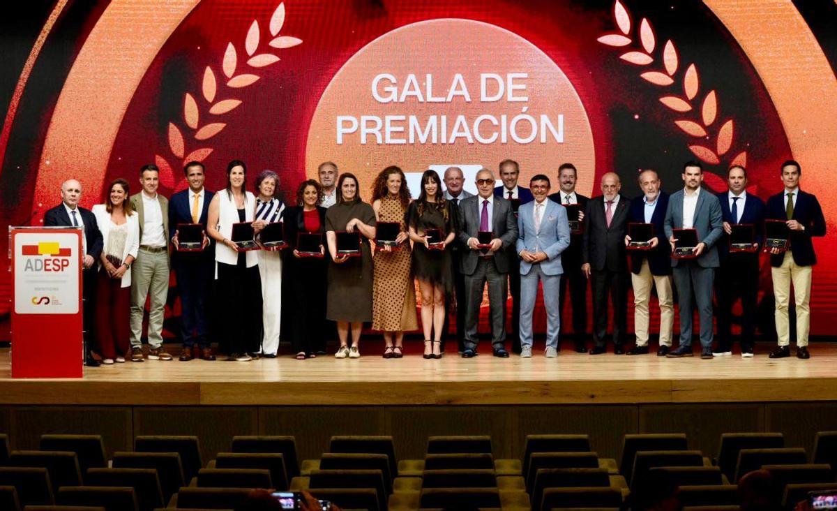 Foto de familia en la gala de premiación de la ADESP.