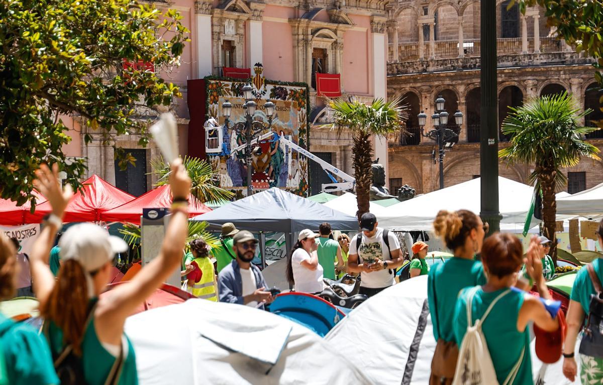 Docentes en huelga y organizadores de la fiesta del Corpus conviven en la plaza de la Virgen