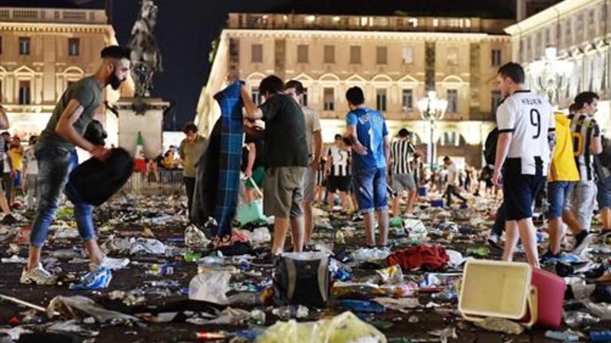 Caos en la plaza de San Carlos de Turín tras la estampida.