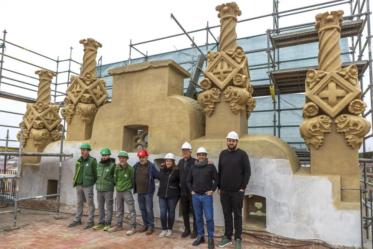 Jordi González, Toni Sánchez i José Luis Morenilla, treballadors de Cots i Claret; Lluís Salvador, cap d'obra; Mònica Casanovas, Miquel Àngel Prunés i Xavier Márquez, del despatx d'arquitectura de Prunés; i Gerard González, coordinador de seguretat de la comunitat de propietaris