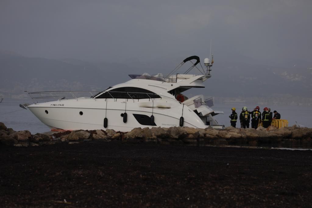 Una lancha de 12 metros se incendia en el club náutico del Arenal