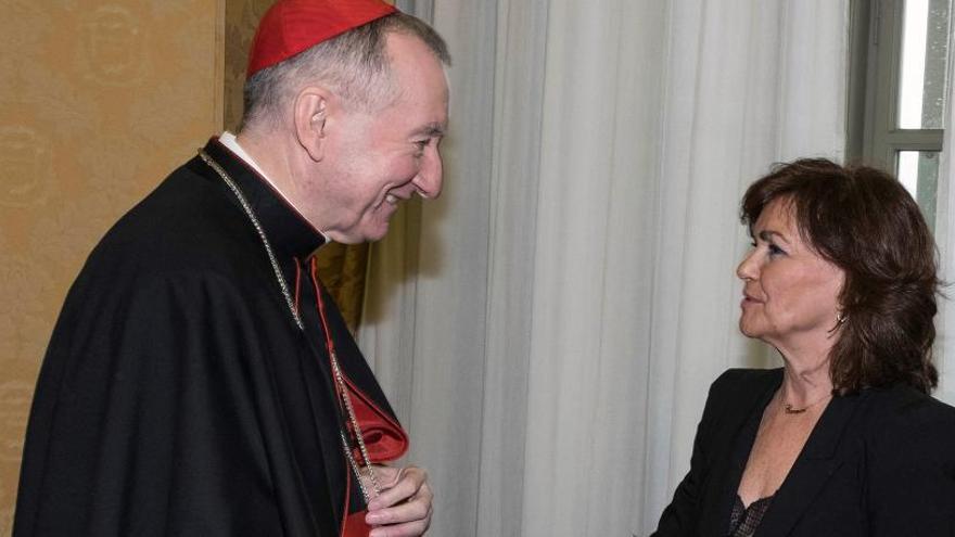Carmen Calvo saluda al número dos del vaticano, Pietro Parolin.