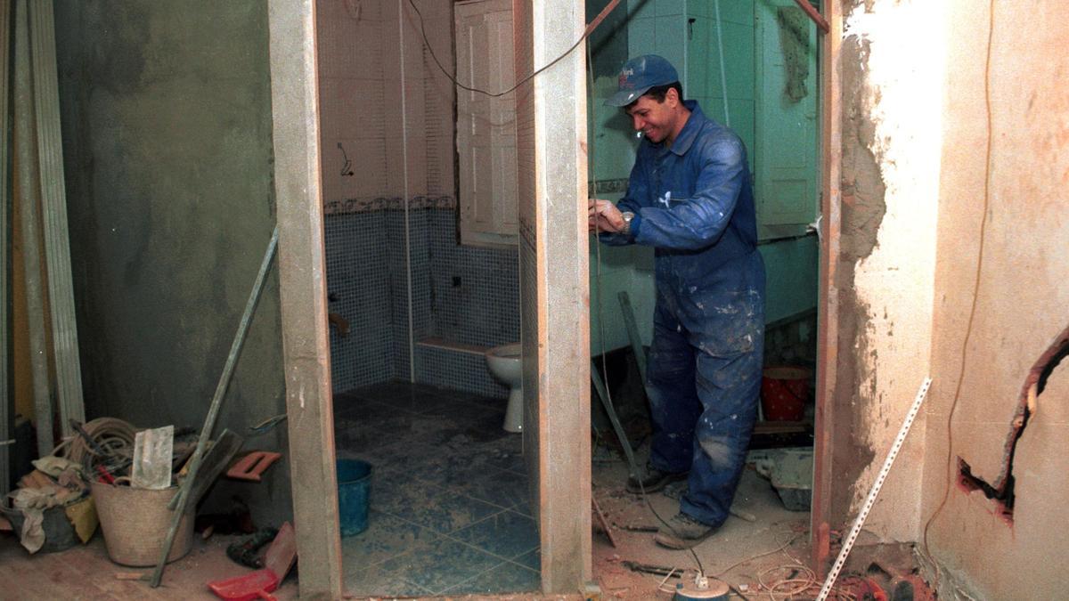 Un fontanero trabajando en la reforma de una casa.