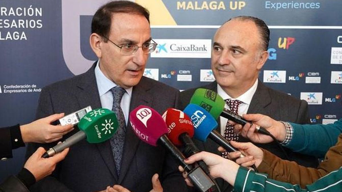Javier González de Lara, presidente de la CEA, y Juan Ignacio Zafra, director territorial de CaixaBank en Andalucía.