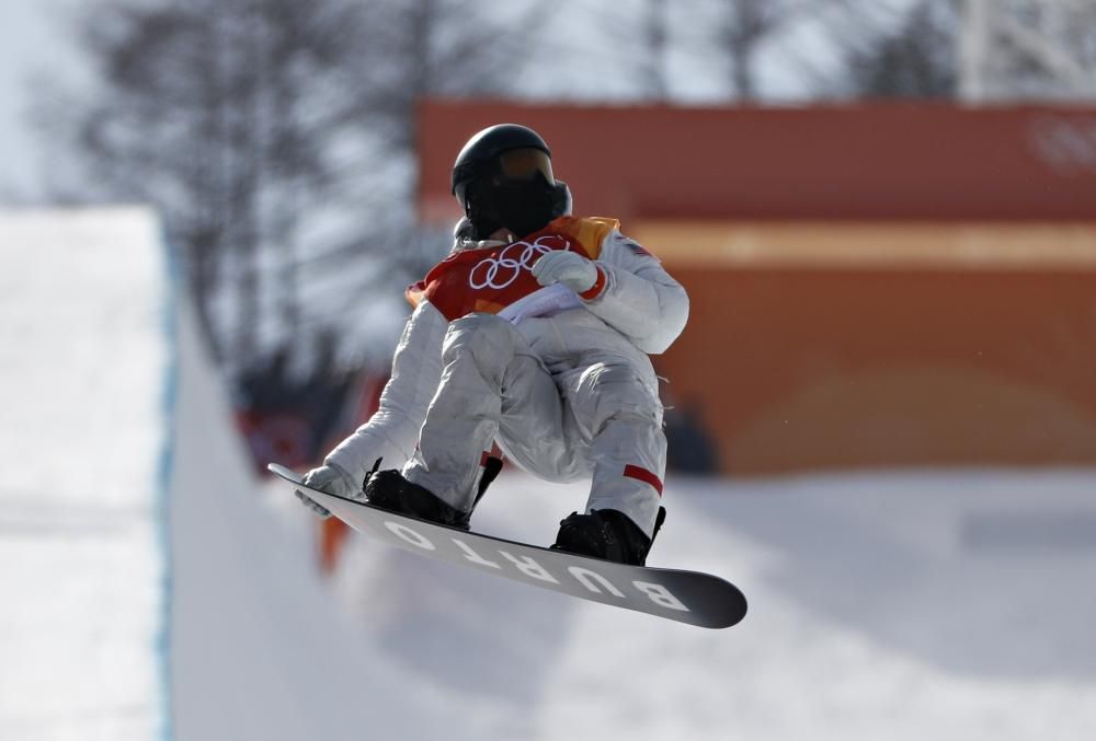 El estadounidense Shaun White, durante su calificación para la final de 'halfpipe' de Snowboard