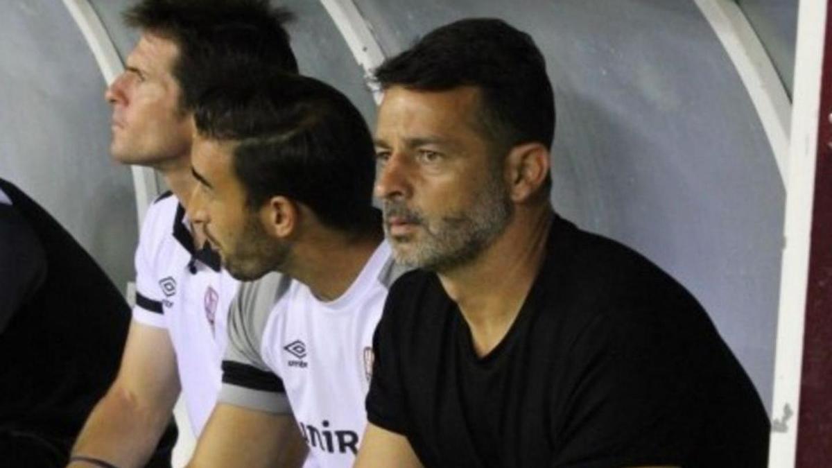 El técnico Mere Hermoso, a la derecha, en el banquillo. | // UD LOGROÑÉS
