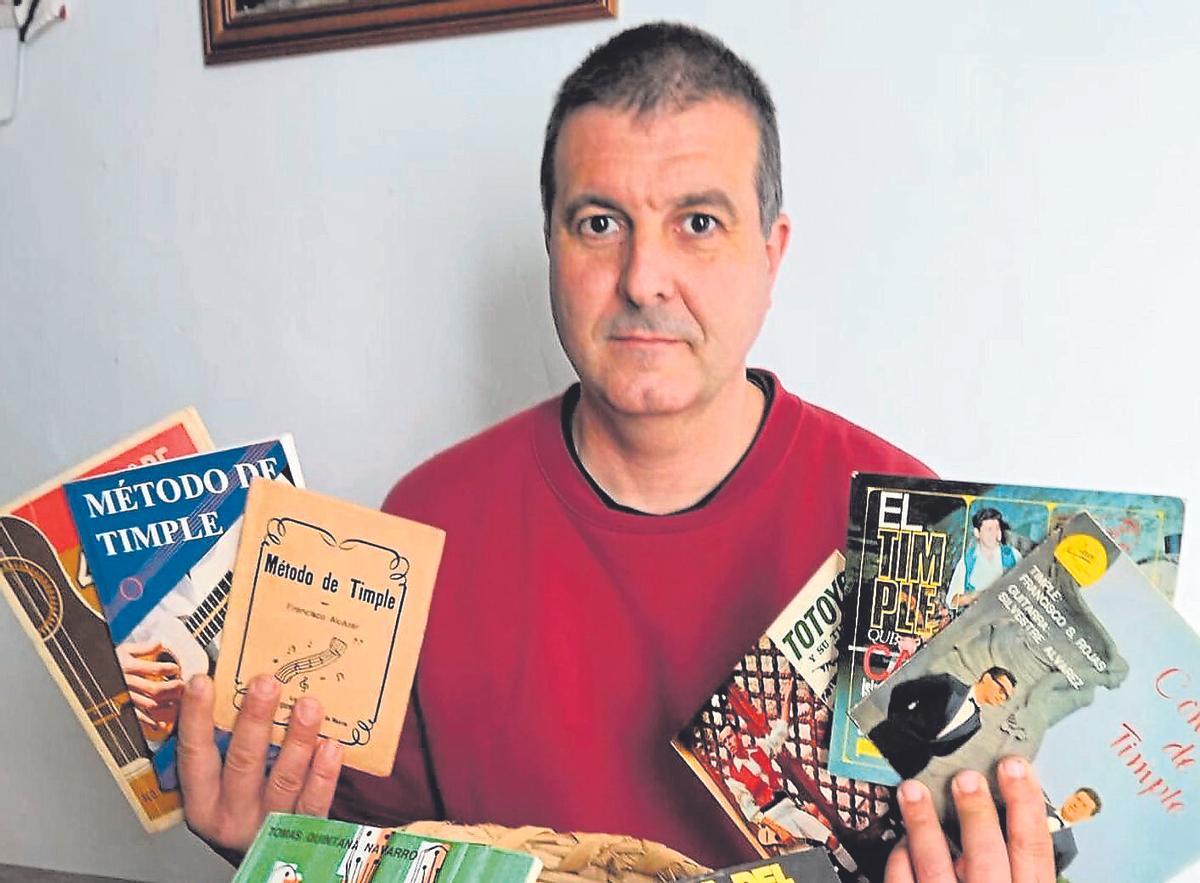 Daniel Morales con algunos de los materiales de la exposición en Caleta de Sebo.