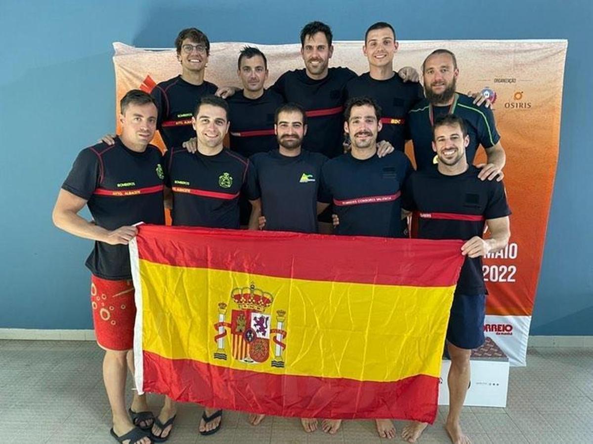 Junto a los otros miembros del equipo de natación.