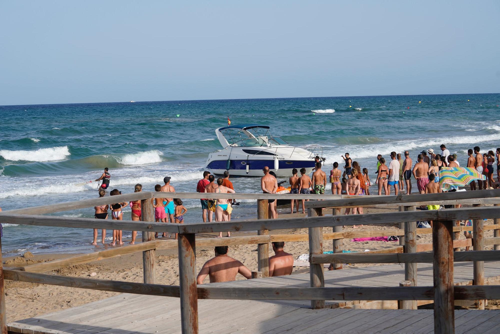 Una embarcación se queda encallada en una playa de Arenales del Sol